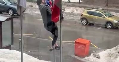 Похищение российского флага неизвестным в Москве попало на видео