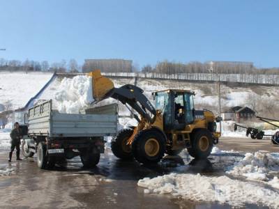 В Ленинском районе ежедневно ведется уборка снега с крыш