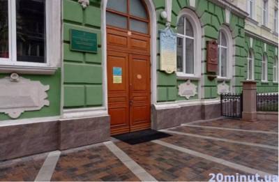 Била головой о стену: в Тернополе нетрезвая учительница физкультуры побила школьника