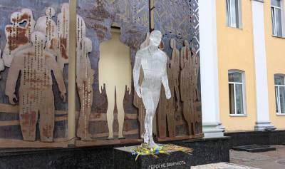 В Житомире мужчина разбил памятник Героям Небесной Сотни: его разыскивают