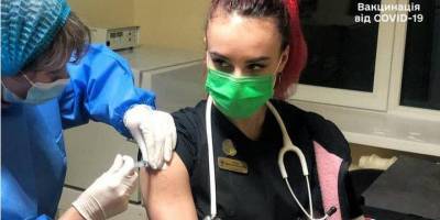«Кололи не физраствор». Врач-анестезиолог из Житомира рассказала о своем состоянии после вакцинации от COVID-19