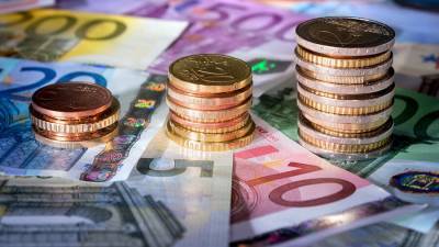 Курс евро на Мосбирже упал до 87 рублей впервые с 20 августа 2020 года