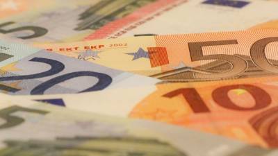 Евро подешевел до 87 рублей впервые с прошлого августа