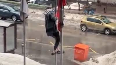 Мужчина украл российский триколор с флагштока в Москве