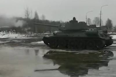 В парке Петербурга чучело Масленицы сожгли выстрелом из танка