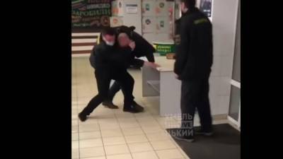 Не заплатил за торт: в Хмельницком охранник супермаркета разбил голову покупателю