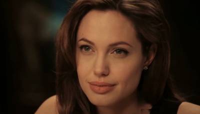 Раскованная Анджелина Джоли намочила свои аппетитные объемы без белья: "Какое наслаждение"