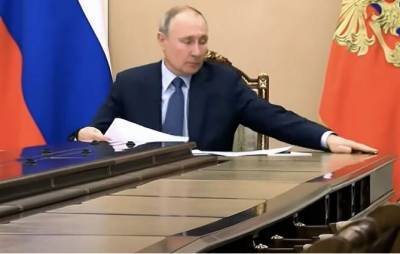 Появилось видео, как Путин на совещании поймал карандаш
