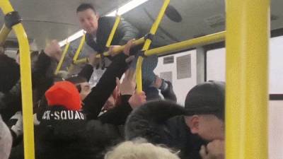 А началось всё с коляски: жители Владимира устроили массовую драку в переполненном автобусе — видео