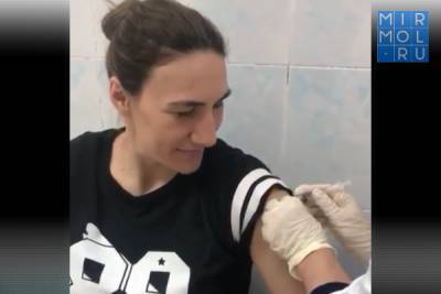 Двукратная чемпионка мира по боксу Зенфира Магомедалиева сделала вакцину от коронавируса