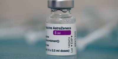 На 15 дней. Испания временно отказалась от применения вакцины AstraZeneca