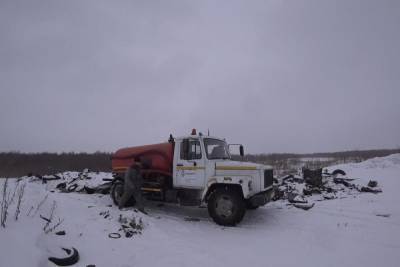 На окраине Архангельска управляющая компания сливает нечистоты на незаконную свалку