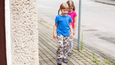 Две 5-летние девочки сбежали из детсада в Холоне и чудом нашлись в парке