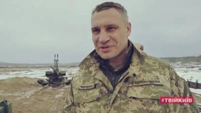Мэр Киева Виталий Кличко "лег" под танк и бросил гранату