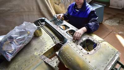 В Совфеде предложили разрешить женщинам ремонтировать самолеты