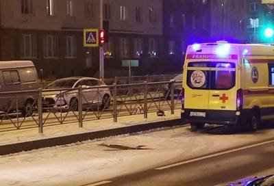 Пешеход попал под колёса иномарки, переходя дорогу на «красный» в Петербурге