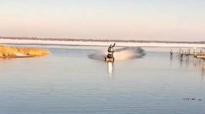 Нет снега - ерунда! Мужчина прокатился на снегоходе прямо по воде (Видео)