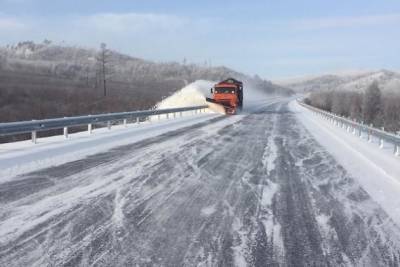 Власти начали ликвидировать метровые снежные заносы на дороге Шелопугино - Балей