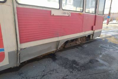 В Новотроицке автомобиль столкнулся с трамваем