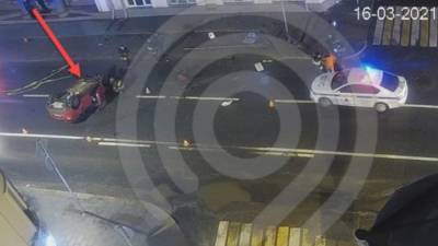 В центре Москвы автомобиль врезался в столб и перевернулся