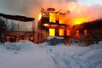 Дом и баня сгорели на глазах у хозяев в Новосибирске утром 16 марта