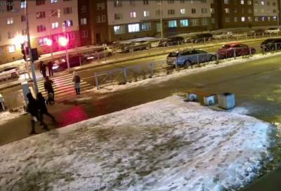 Опубликована запись того, как человек попал под колёса в Приморском районе Петербурга