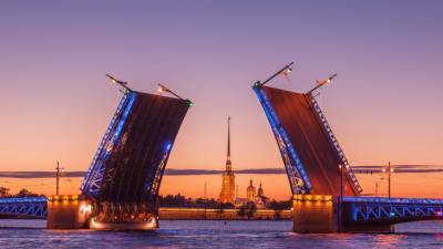 Ночное зрелище: в Петербурге в первый раз в этом году развели мосты