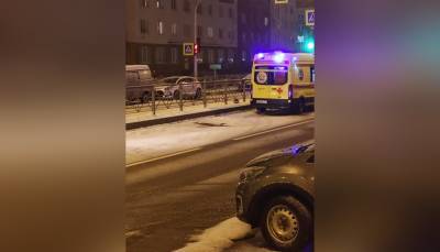 В Санкт-Петербурге легковушка сбила пешехода – видео