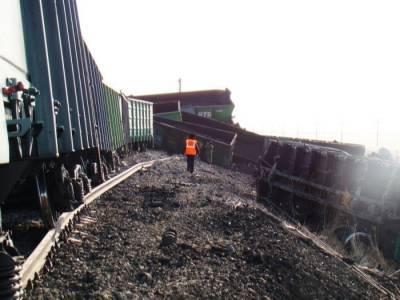 Почти два десятка вагонов с углем сошли с рельсов в Челябинской области