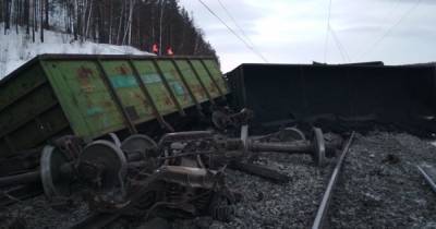 Кадры с места сходов с рельсов вагонов грузового поезда на Урале