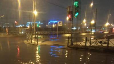 В Петербурге затопило Ситцевую улицу