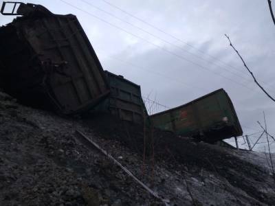 В МЧС назвали причину схода с рельсов грузового поезда в Челябинской области