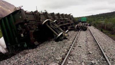 В Челябинской области грузовой поезд с углем сошел с рельсов