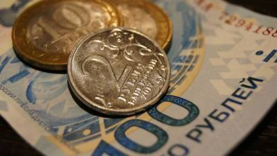 Россиянам порекомендовали покупать доллары и евро