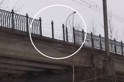 В Рыбинске неизвестные разворовывают чугунные перила моста