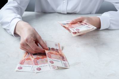 Россиянам подсказали несколько способов заработать на растущем рубле