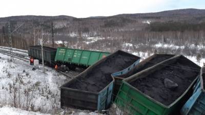 Опрокинувшиеся вагоны парализовали железнодорожное движение в Челябинской области
