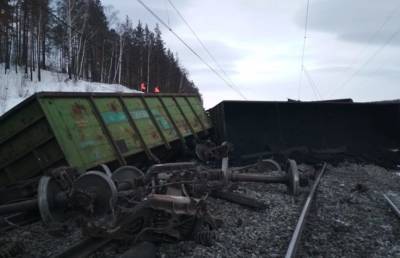 17 вагонов грузового состава с углем сошли с рельсов в Челябинской области