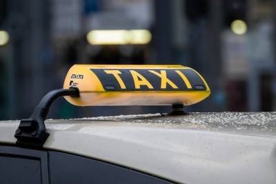 Югорский таксист вымогал деньги у клиентки, отменившей заказ