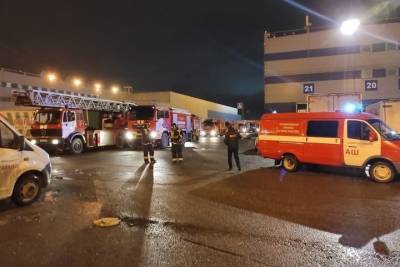 Ночной пожар на складе у Паровозного музея тушили почти 100 человек