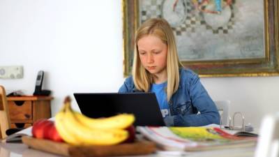Опрос показал, сколько родителей следят за пребыванием детей в интернете