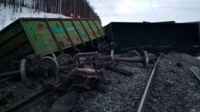 В Челябинской области 19 вагонов с углем сошли в рельсов