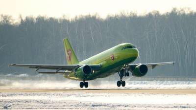 Самолет S7 совершил вынужденную посадку в Новосибирске из-за проблем с двигателем