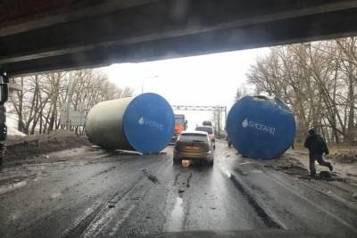 Водитель грузовика потерял гигантскую «бочку» под мостом у Разметелево