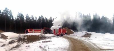 Спасатели потушили вспыхнувший экскаватор в Карелии (ФОТО)