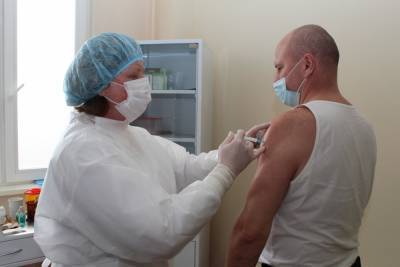 Сотрудники и руководители УВД вакцинируются от COVID-19