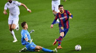 Барселона разгромила аутсайдера Ла Лиги: рекорд Хави и дубль Месси – видео