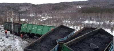 В Челябинской области после схода с рельсов 17 вагонов с углем завели дело