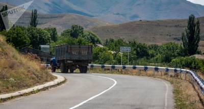 На пути Капан-Горис иранский грузовик опрокинулся на бок: дорога частично заблокирована