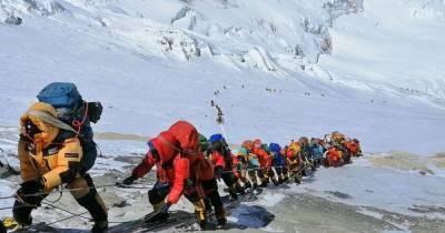 Гору Эверест впервые с начала пандемии коронавируса открыли для туристов